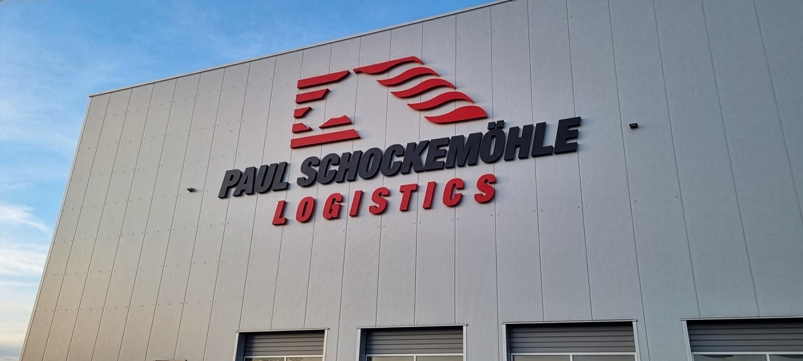Fassadenlogo „Paul Schockemöhle Logistics“ von Willenborg Werbetechnik