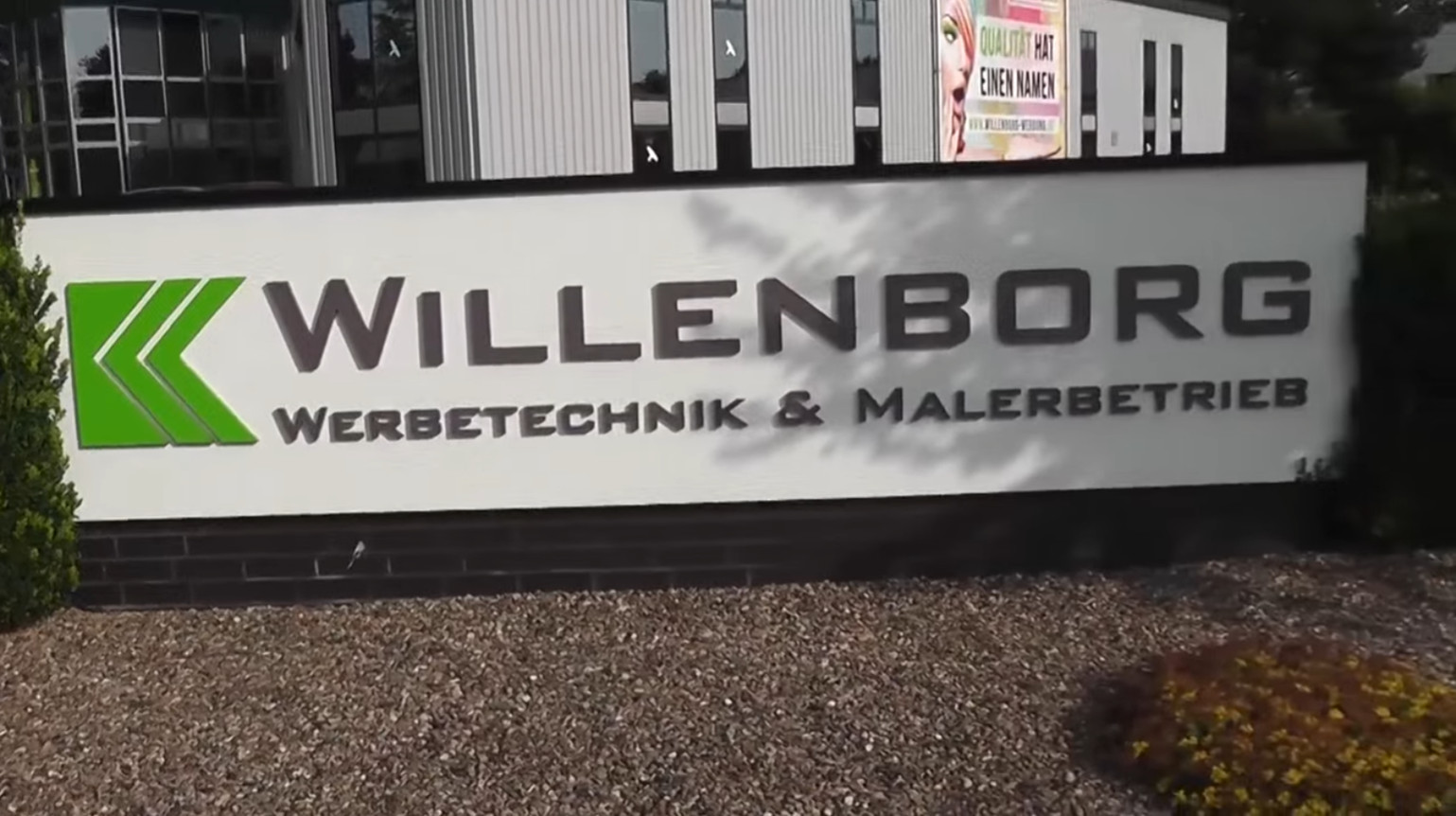 Firmenschild von Willenborg Werbetechnik & Malerbetrieb am Firmensitz in Lohne