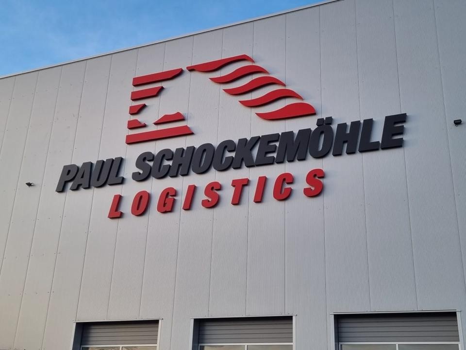 Fassadengestaltung mit Profilbuchstaben für Paul Schockemöhle Logistics