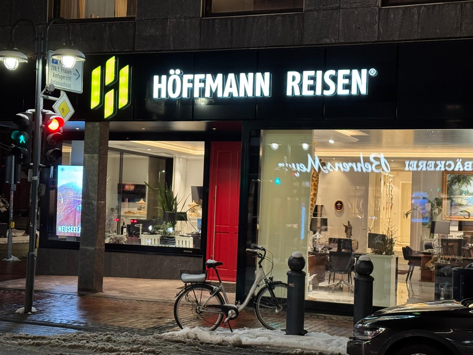 Beleuchteter Schriftzug von Höffmann Reisen bei Nacht