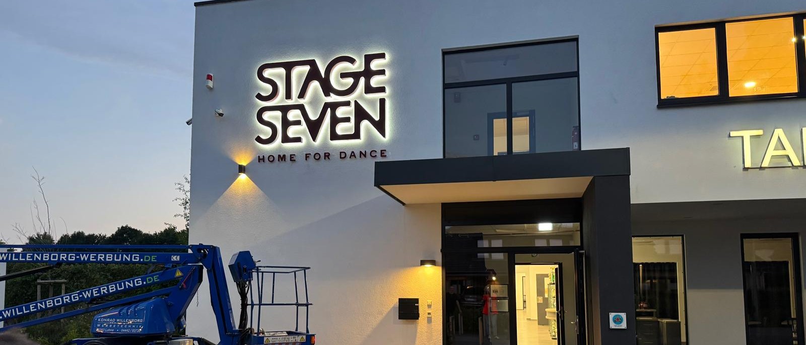 Beleuchteter Schriftzug Stage Seven bei Dämmerung, montiert von Willenborg Werbetechnik