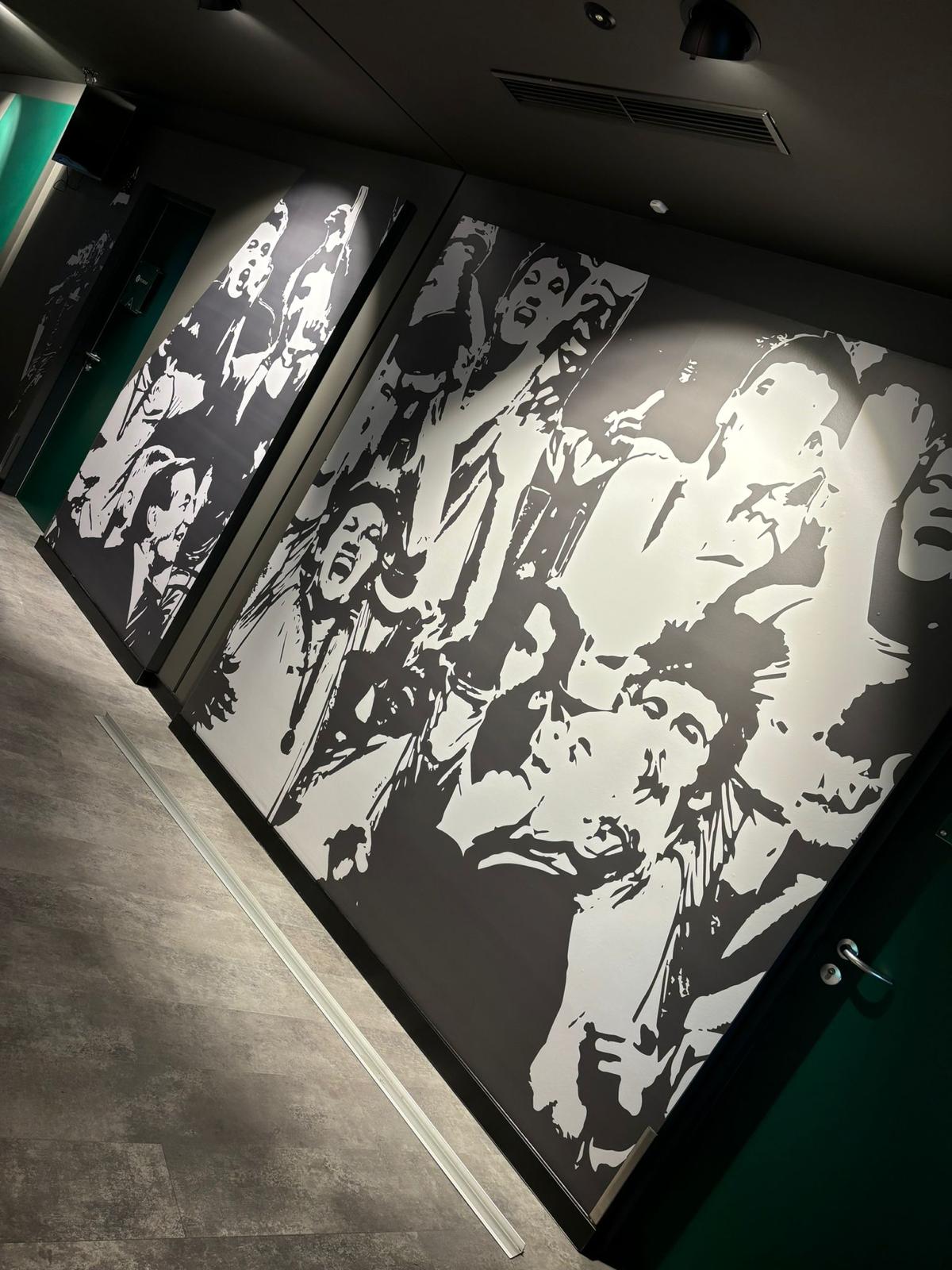 Gestaltete Wände mit Fanmotiven im VIP-Bereich des SV Werder Bremen